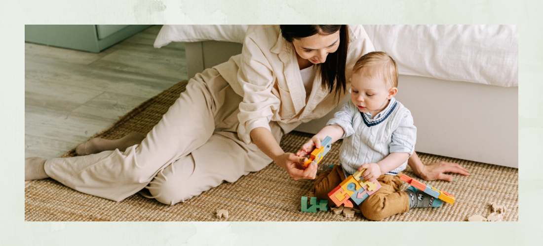 Mama con su hijo jugando